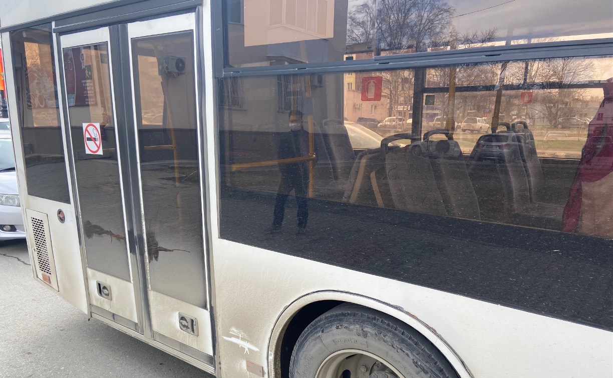 Очевидцев столкновения пассажирского автобуса и седана ищет ОГИБДД Южно-Сахалинска