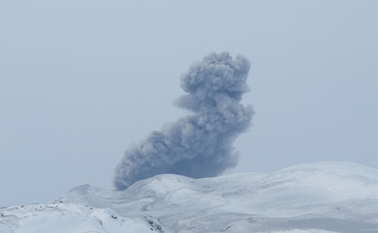 Курильчанин снял на видео извержение вулкана Эбеко