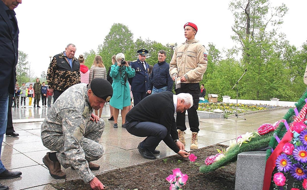 Землю с мест воинских захоронений в Смирныховском районе с почестями доставят в Москву