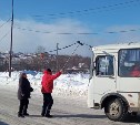 Сахалинцы шваброй держали нависший над дорогой кабель, чтобы пропустить автобус