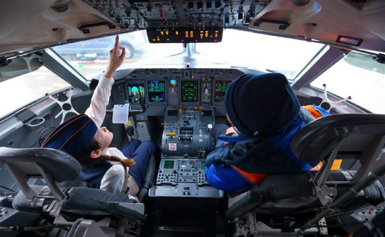 Мечта взлетела: школьница из Южно-Сахалинска примерила профессию стюардессы