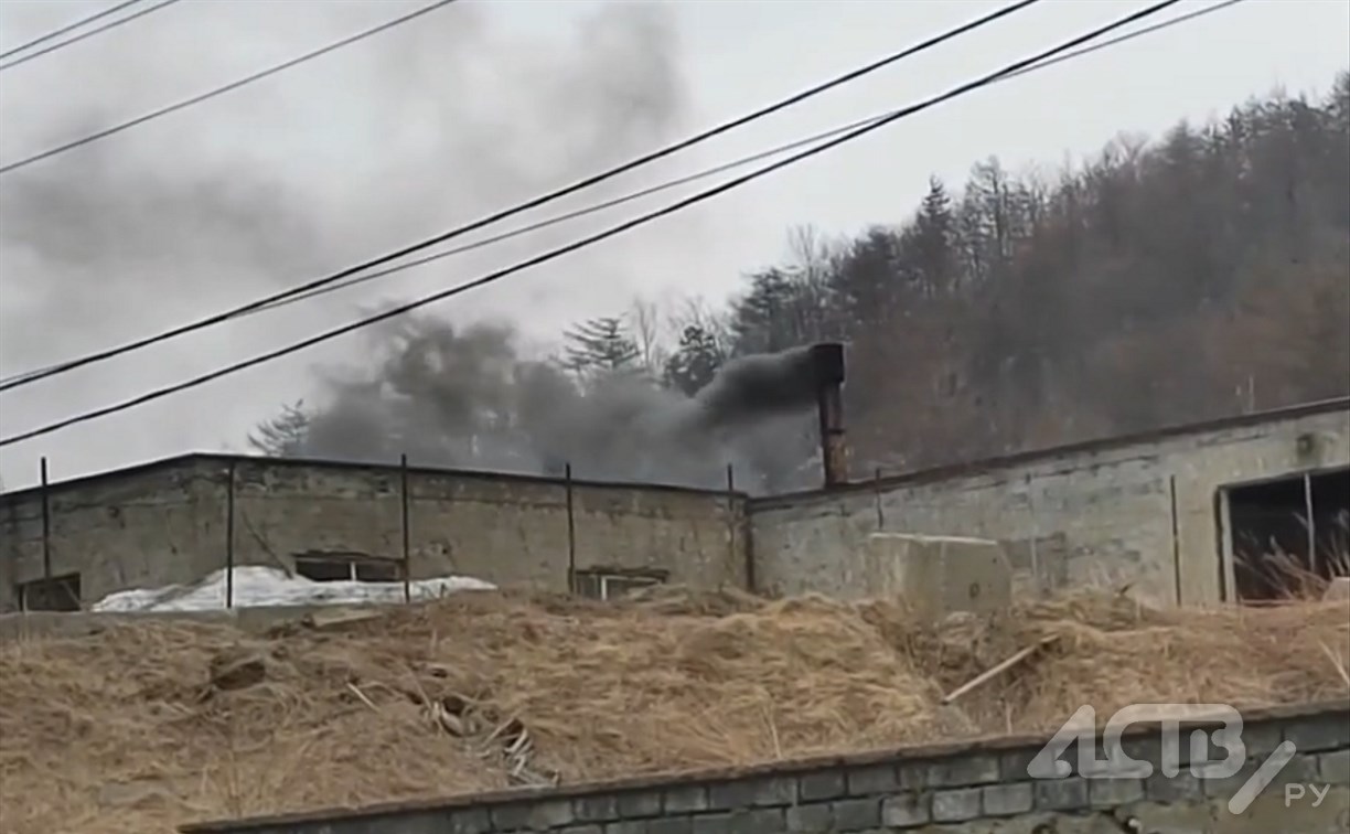 Компанию по обеспечению экобезопасности на Сахалине застали за сжиганием вредных отходов