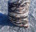 Несмотря на качающийся лед, сахалинцы вышли на рыбалку в Стародубском 