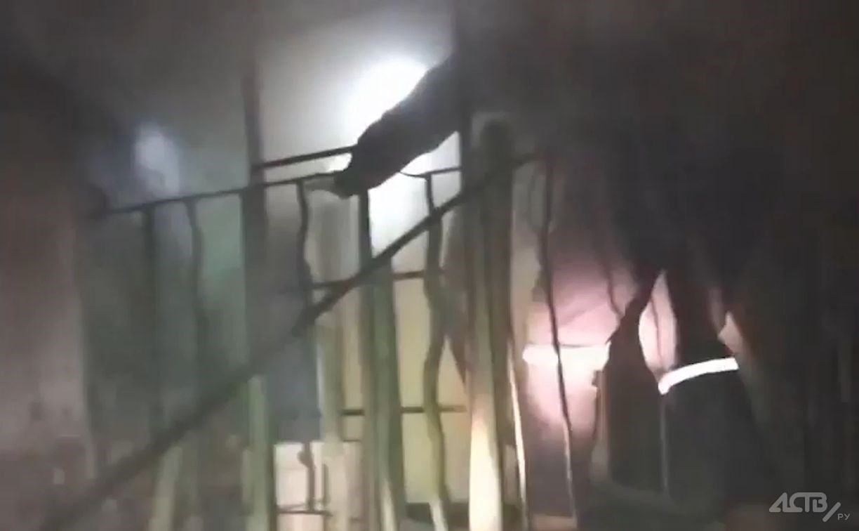 От первого лица: сахалинец прорвался в горящий дом и снял на видео спасательную операцию
