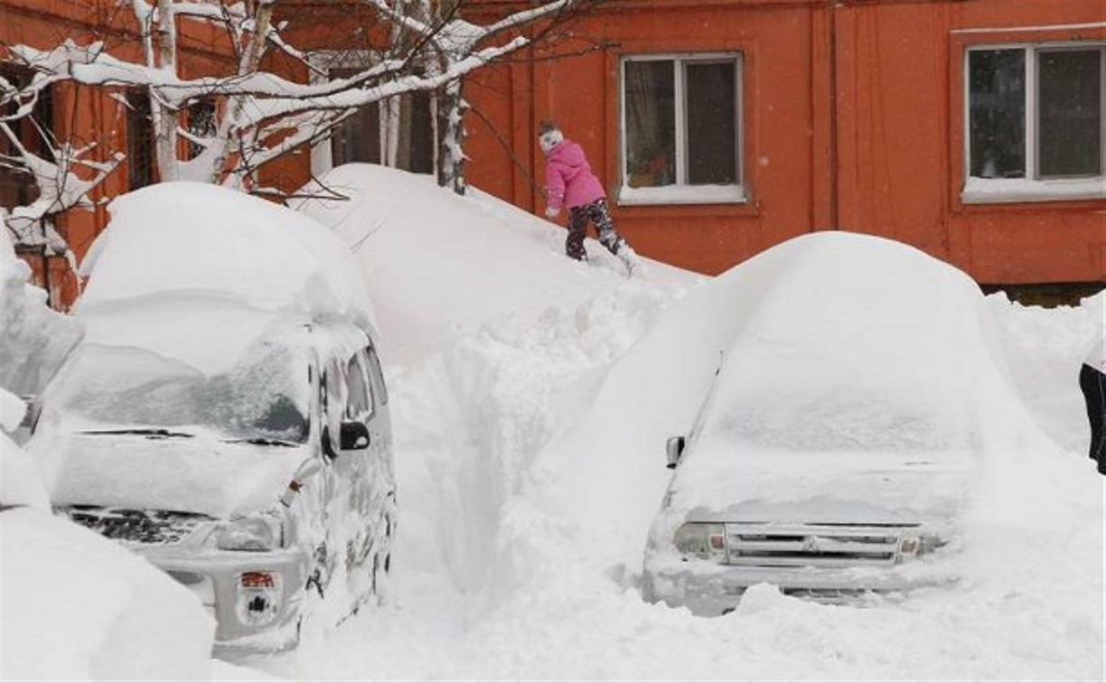 Южно-сахалинским «управляйкам» напомнили: на расчистку после снегопада у них есть 3 часа