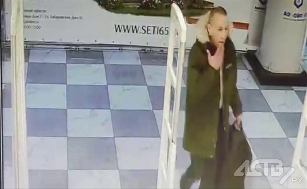 Мужчину, который мог уйти из магазина, забрав куртку с витрины, ищут в Южно-Сахалинске