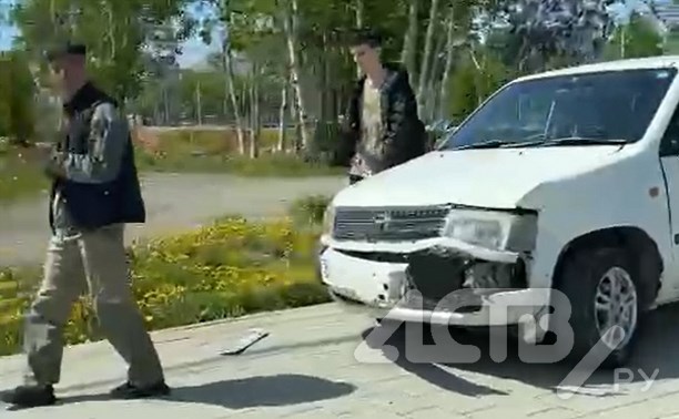 День странных ДТП: на кольце в Южно-Сахалинске от удара на тротуар вылетел универсал