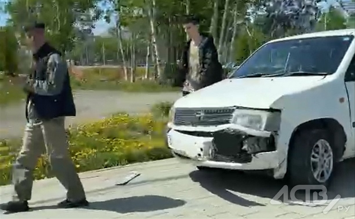 День странных ДТП: на кольце в Южно-Сахалинске от удара на тротуар вылетел универсал