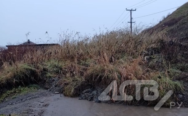 Огромная сопка сползла и заблокировала трассу на Сахалине