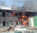 Расселенный дом горит в Южно-Сахалинске (ВИДЕО, ФОТО)