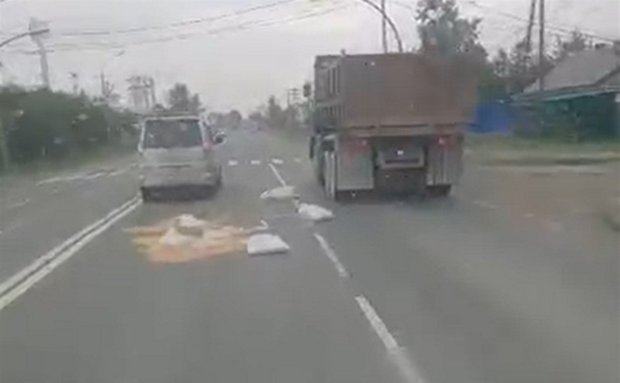 Неизвестные в Южно-Сахалинске растеряли мешки с песком посреди Холмского шоссе 