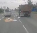 Неизвестные в Южно-Сахалинске растеряли мешки с песком посреди Холмского шоссе 