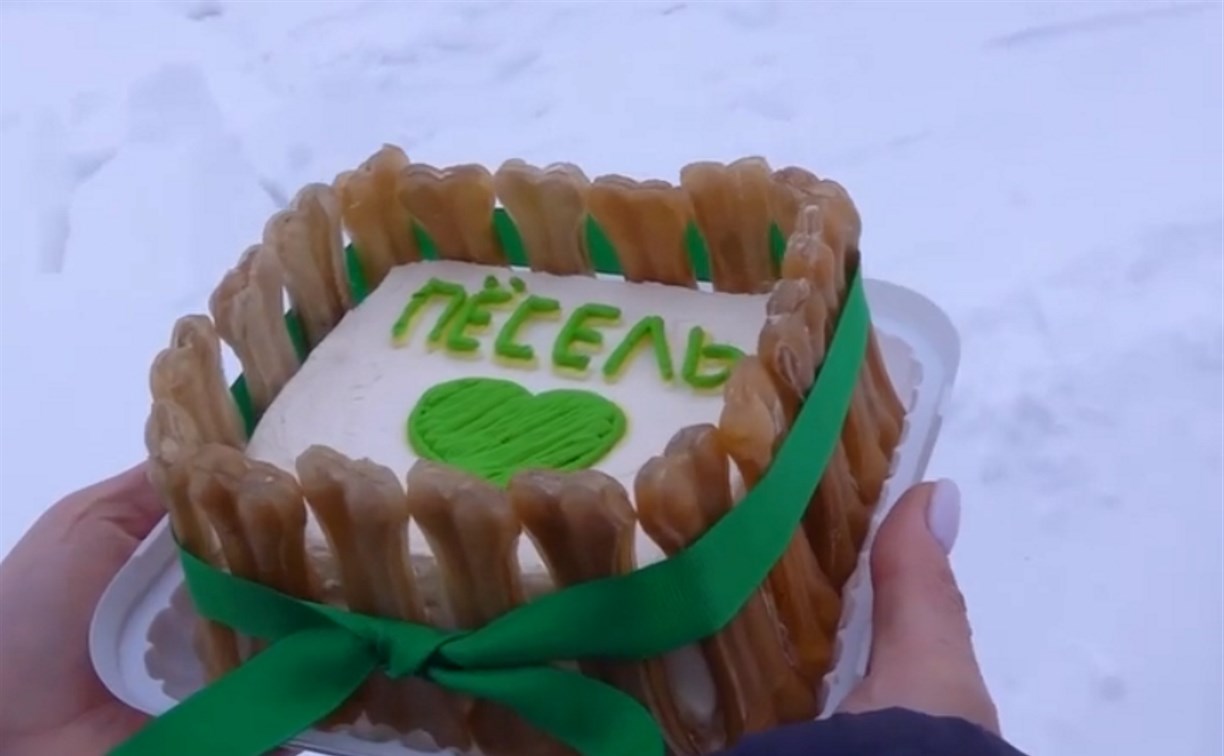Сахалинский "Тепличный" поздравил милым тортиком своего работника Пёселя