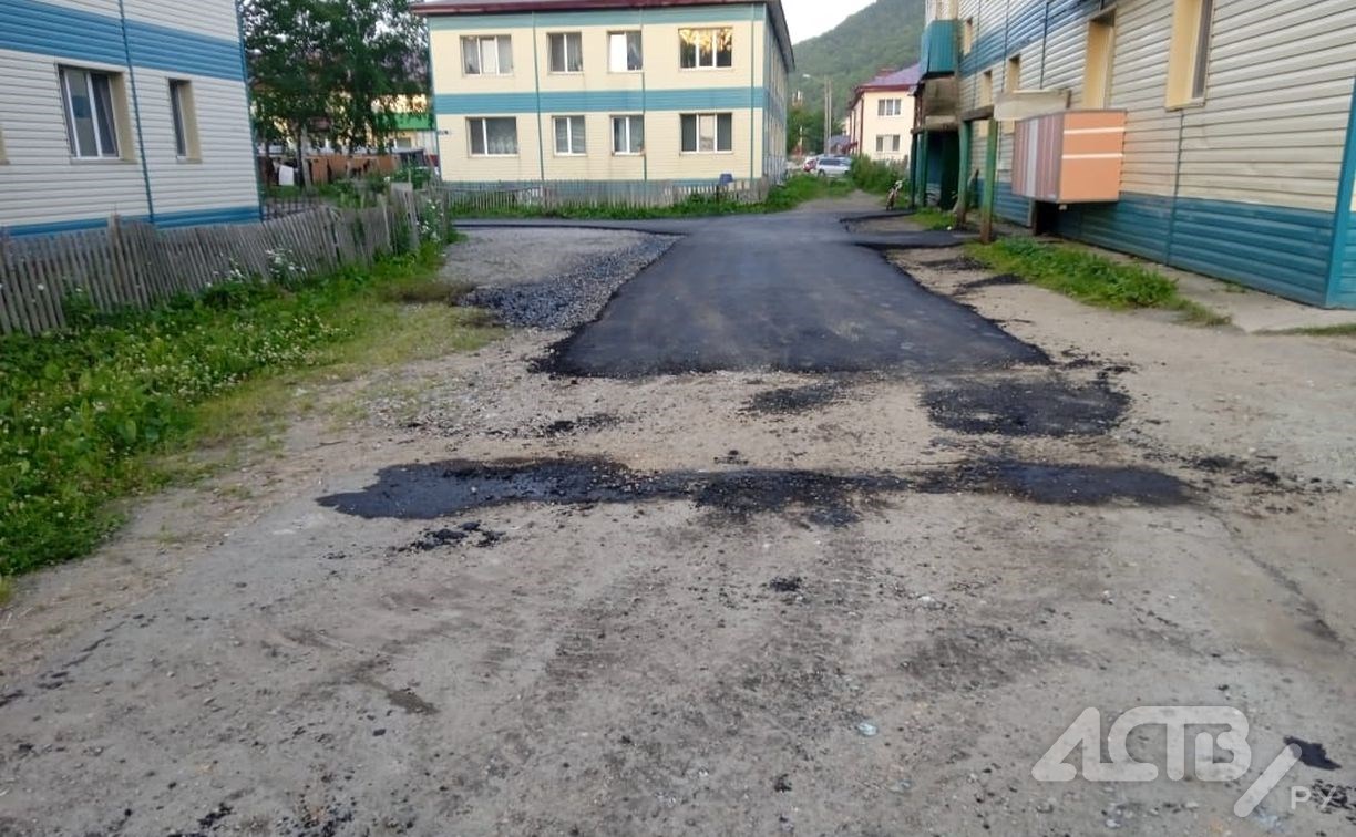 "Гудрон разлили, септик закатали": ямочный ремонт продолжает удивлять жителей Холмского района