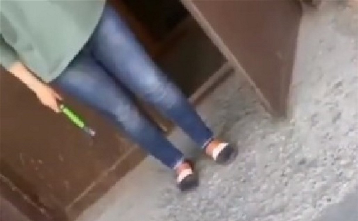 Очевидцы: женщина с топором, "козыряя" справкой из психбольницы, выбежала к подросткам в Южно-Сахалинске
