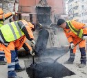 В Сахалинской области массово заделывают ямы на дорогах