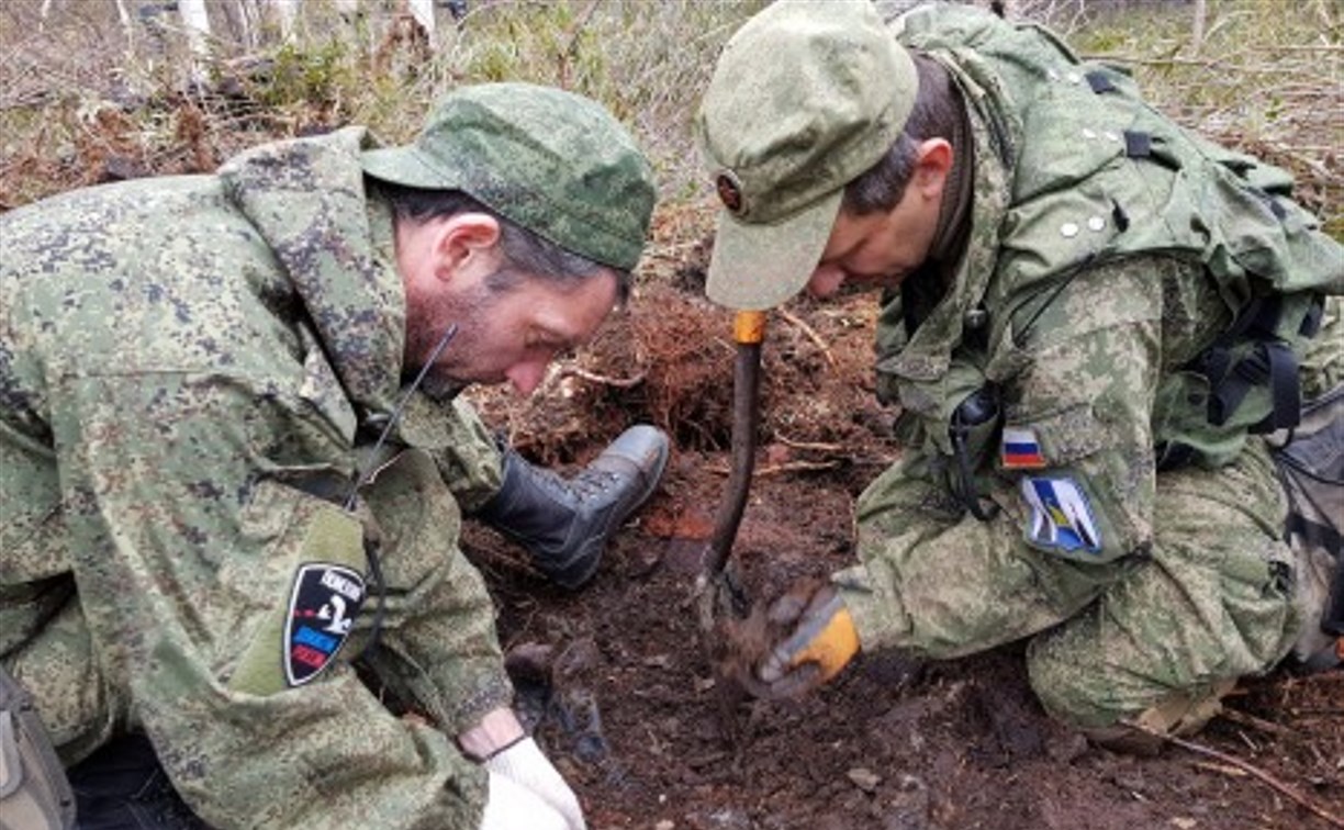 Останки двух погибших солдат обнаружили поисковики в Смирныховском районе