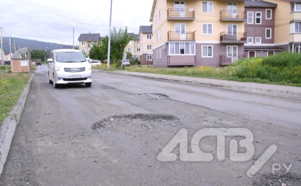 В Южно-Сахалинске капитально отремонтированная дорога стала дырявой менее, чем через год