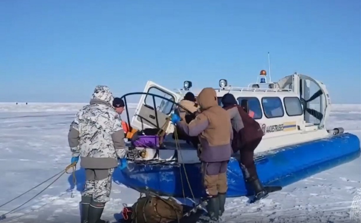 "50 рыбаков уже доставили на берег": на Сахалине МЧС вывозит людей с оторвавшейся льдины 