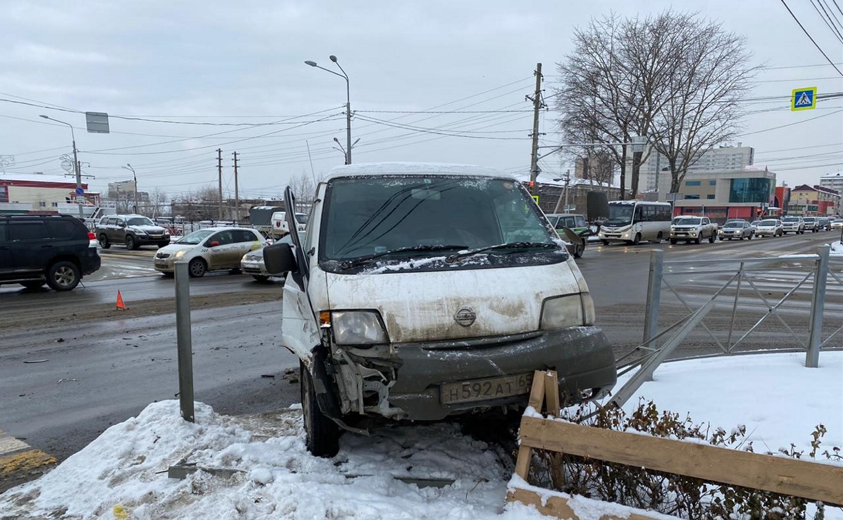 Микроавтобус и хэтчбек столкнулись в Южно-Сахалинске