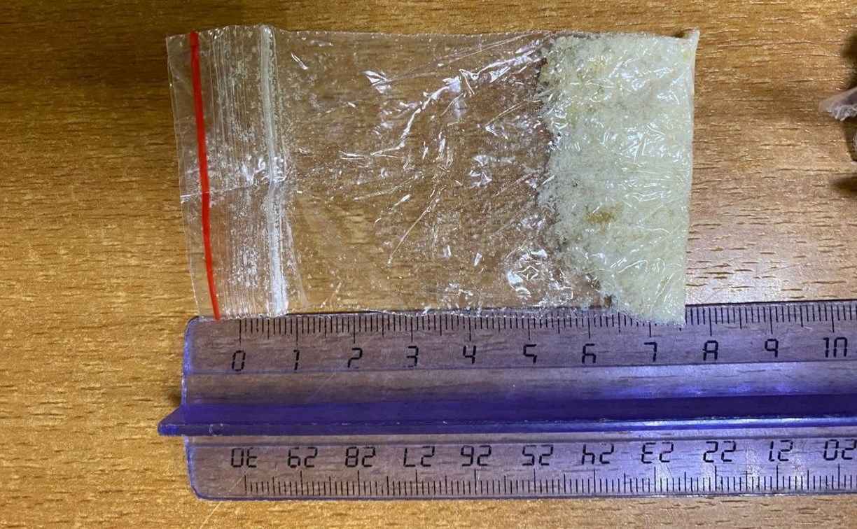Молодых сахалинцев поймали с синтетическими наркотиками 