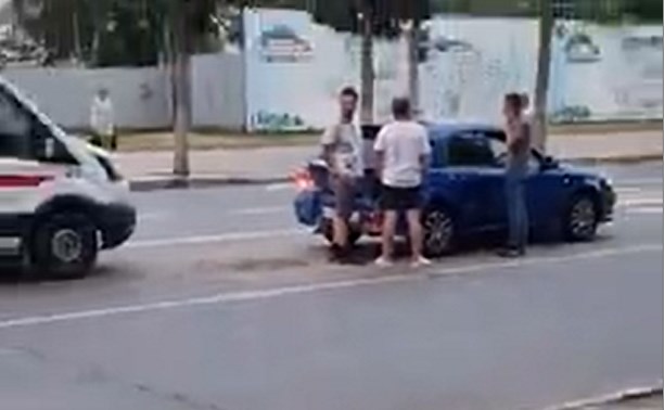 Очевидцы: пьяный водитель в Южно-Сахалинске въехал в Subaru Impreza и скрылся