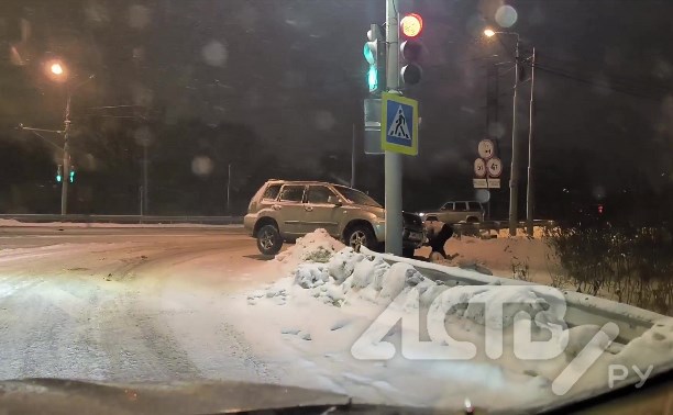 Автомобиль едва не протаранил светофорный столб в Южно-Сахалинске
