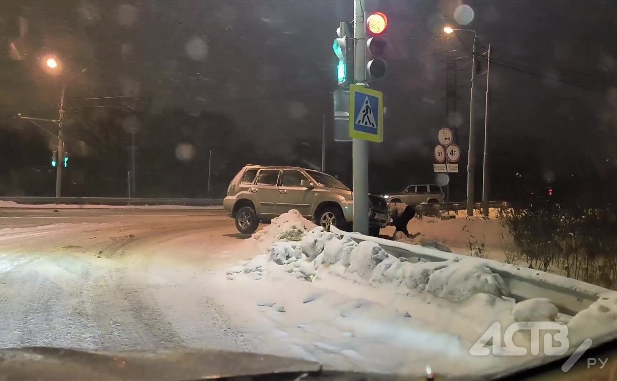 Автомобиль едва не протаранил светофорный столб в Южно-Сахалинске