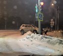 Автомобиль едва не протаранил светофорный столб в Южно-Сахалинске