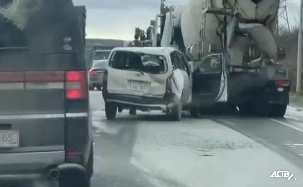Бетономешалка на Сахалине въехала в КамАЗ, водителя зажало