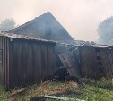 Дворовые постройки на площади в 140 квадратных метров выгорели в Тымовском 