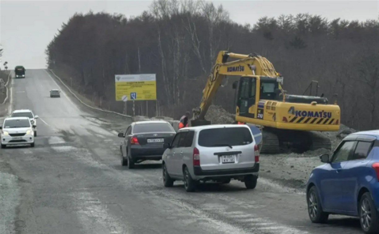 На Корсаковской трассе восстановили движение по основной дороге в районе базы "Восток"