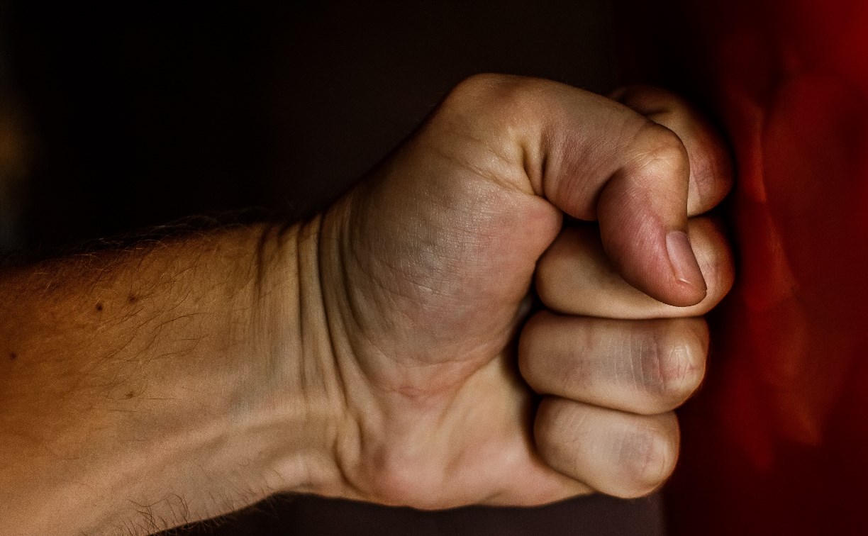 Сахалинец, избивавший свою сожительницу и угрожавший её убить, сядет на два года 