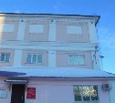 Мужчина силой отобрал у парня в Южно-Сахалинске банковские карты и электронную сигарету