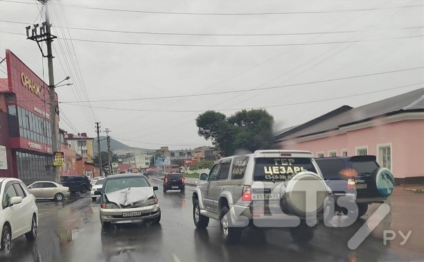 Очевидцы: в Холмске водитель с повязкой на глазу попал в ДТП