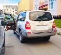 Маленькая девочка выскочила из-за припаркованного авто и попала под машину в Южно-Сахалинске 