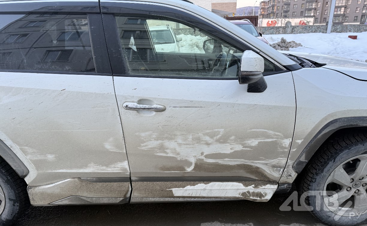 Неизвестный столкнулся с Toyota RAV4 и скрылся с места ДТП в Южно-Сахалинске