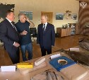Владимир Путин впервые посетил Курилы, оценил местный улов и получил приглашение на рыбалку