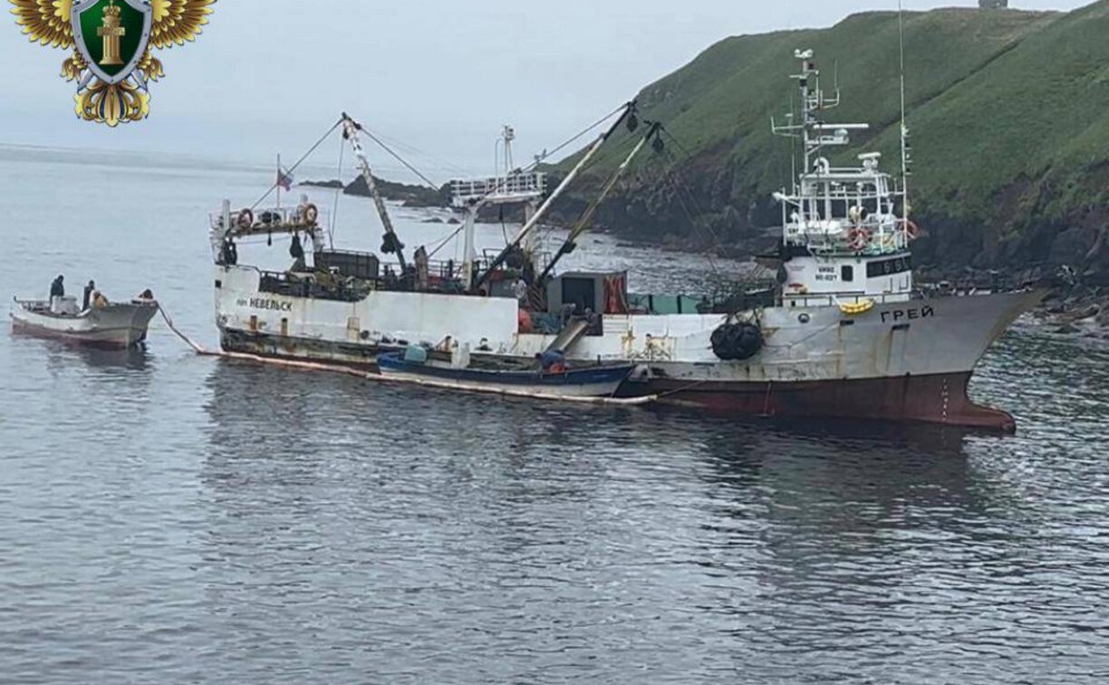 На Курилах село на мель судно с экипажем из семи человек