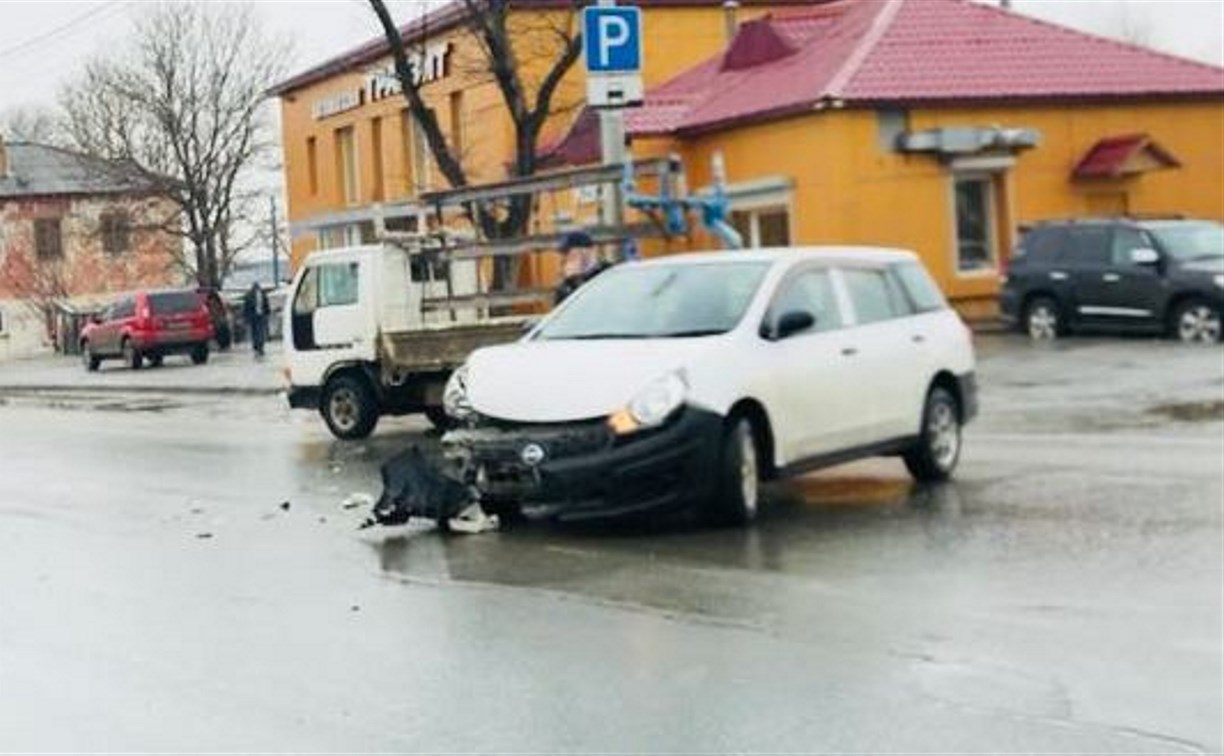 Nissan Terrano врезался в Nissan Wingroad и скрылся с места ДТП в Южно-Сахалинске