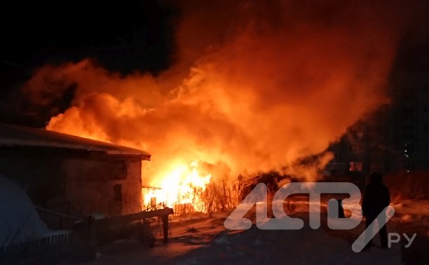 Пожар в Новотроицком уничтожил хозпостройку и угрожает соседней
