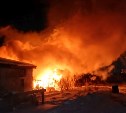 Пожар в Новотроицком уничтожил хозпостройку и угрожает соседней