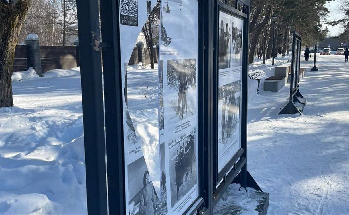 Вандалы разбили стеклянные стенды в городском парке Южно-Сахалинска