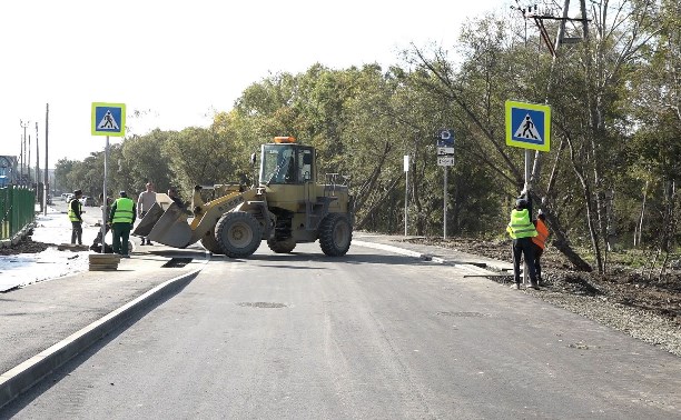 В Луговом появилась новая благоустроенная дорога к двум школам