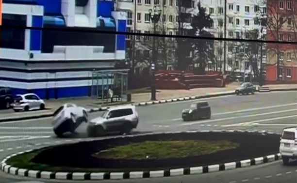 "От удара подпрыгнул и упал на бок": на кольце в Южно-Сахалинске серьезная авария 