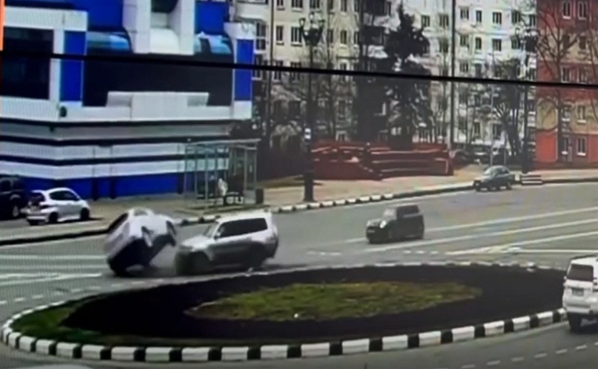 "От удара подпрыгнул и упал на бок": на кольце в Южно-Сахалинске серьезная авария 