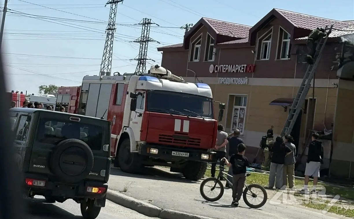 В Луговом горит магазин, на месте работают пожарные 