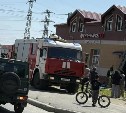 В Луговом горит магазин, на месте работают пожарные 