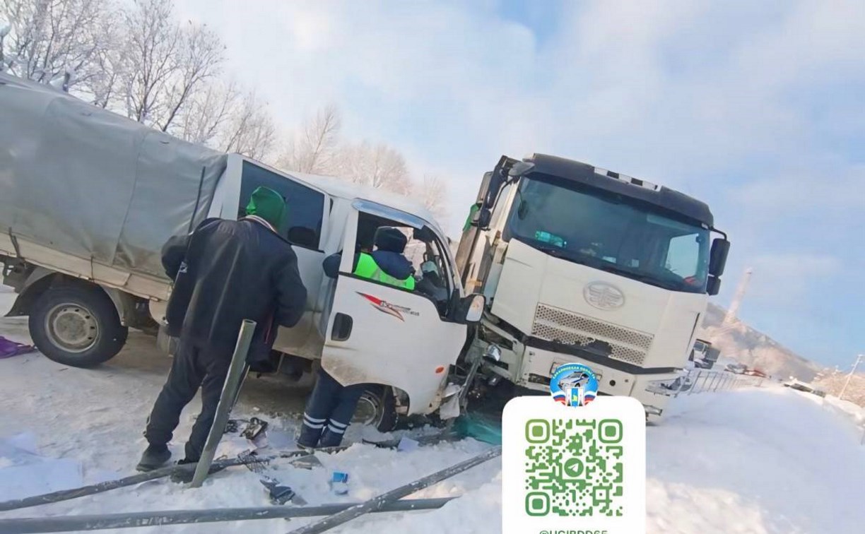 У водителя грузовика, врезавшегося в самосвал в Холмском районе, не было прав У водителя грузовика, врезавшегося в самосвал в Холмском районе, не было прав