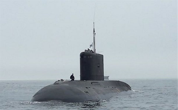 Подводная лодка всплыла на рейде Корсакова Подводная лодка всплыла на рейде Корсакова